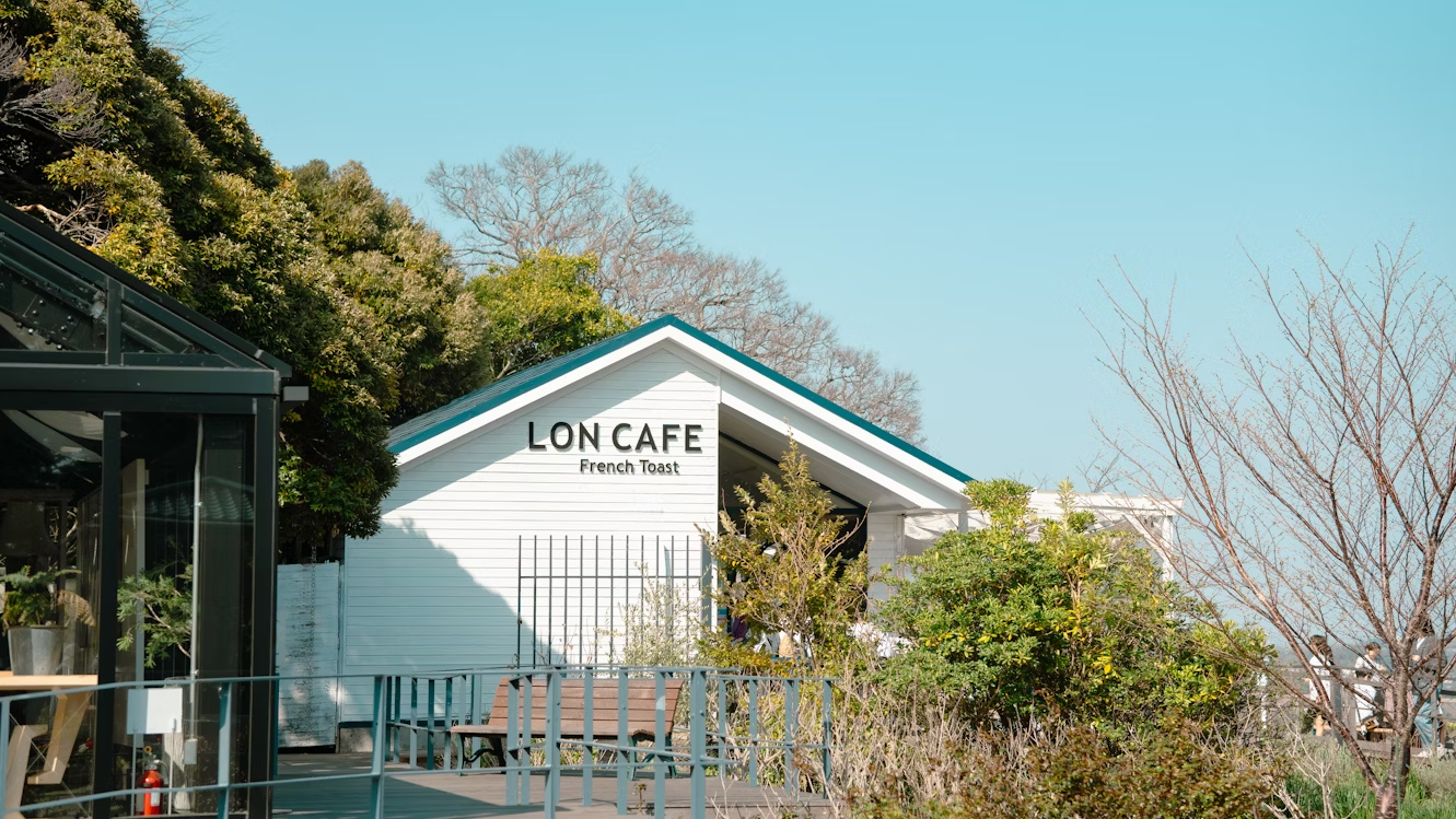 カフェに開放感を出す方法は?店舗をガラス張りにする際の3つの注意点を解説