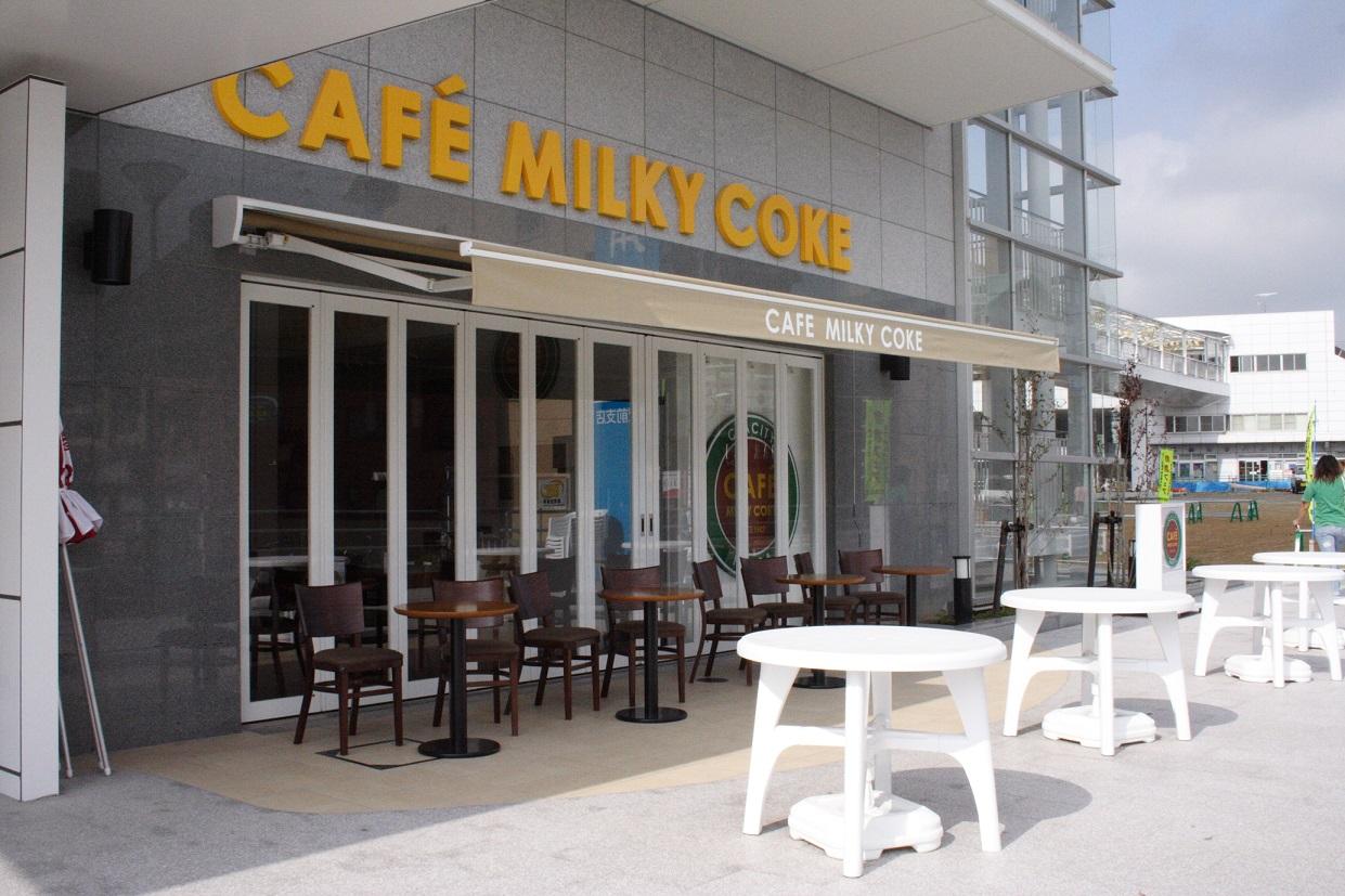 CAFE MILKY COKE|晴天時は風を感じられる開放感溢れるテラスに活用