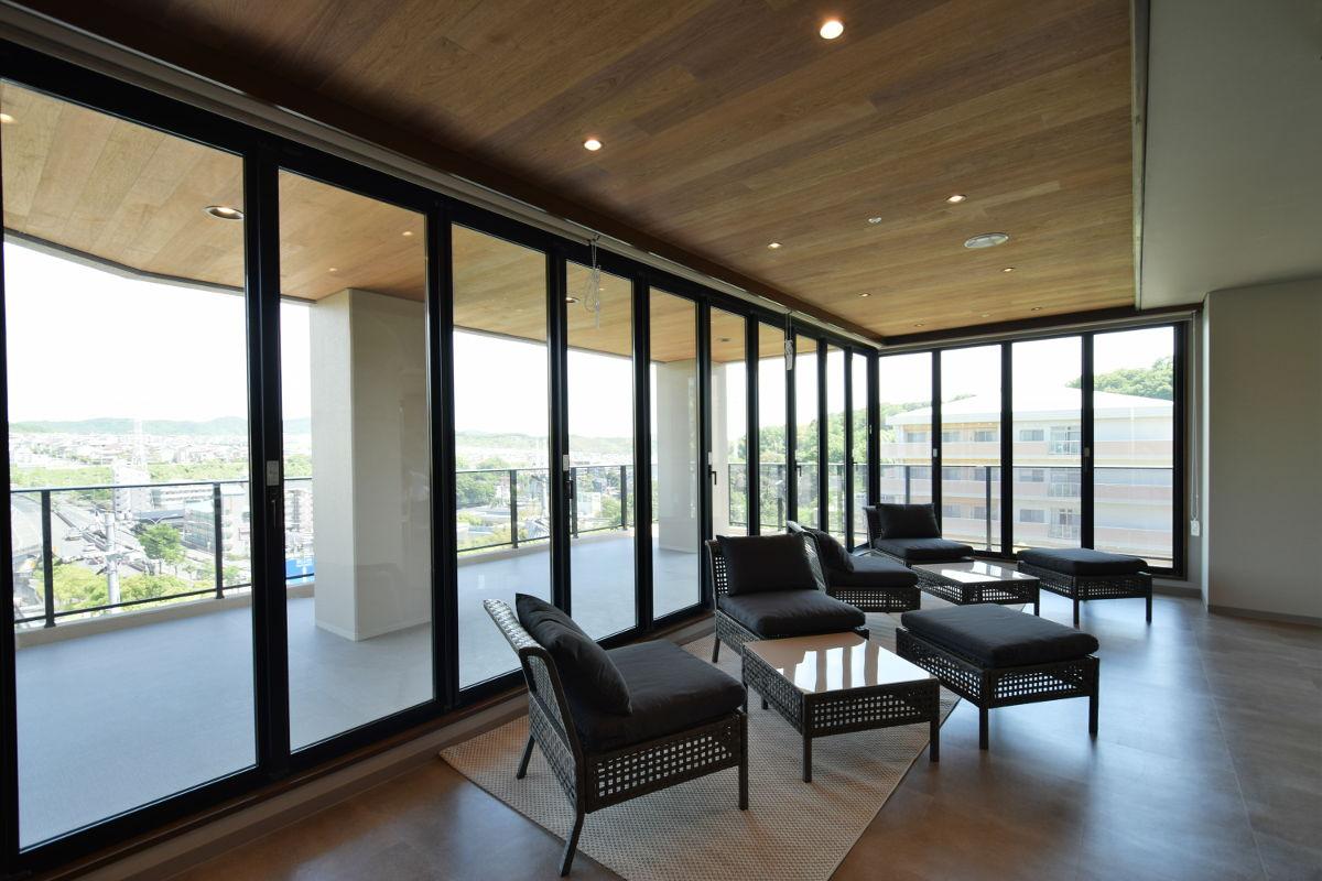 小規模特別養護老人ホーム 花の森|コーナー部も全開放でき圧倒的な開放感を演出