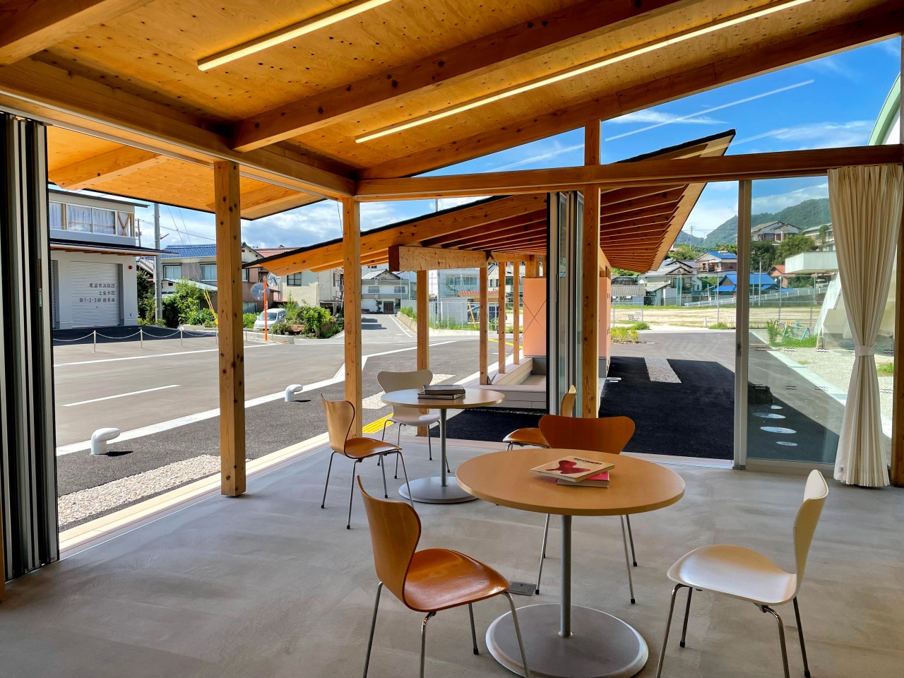 土生公民館｜開閉式の間仕切りを設置して開放的な空間を実現