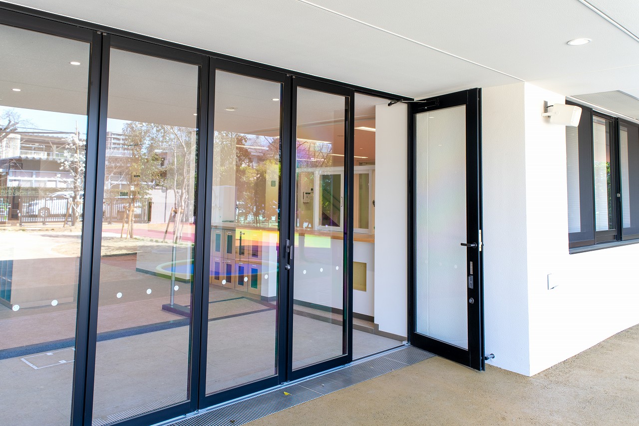 日本幼稚園｜屋内から外の景色が見える開放的な間取りを実現