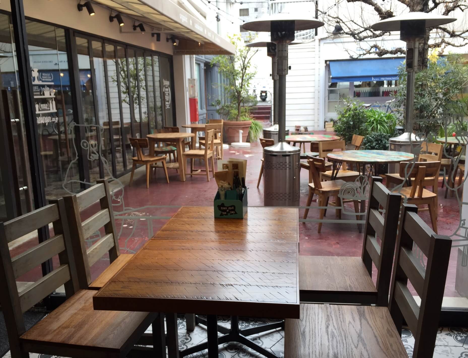 外部用の間仕切りに設置する折戸の主な3種類