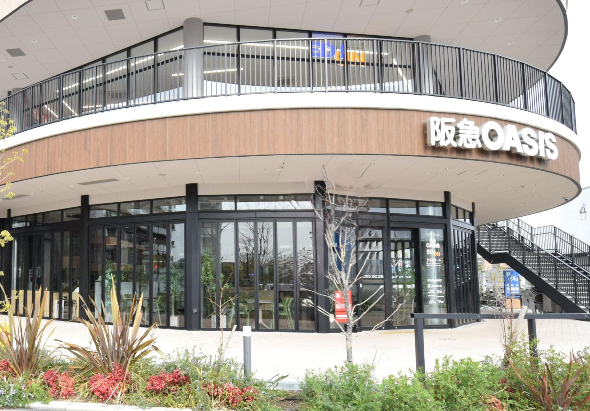 阪急オアシス吹田SST店｜商業施設内と外部を仕切るために活用