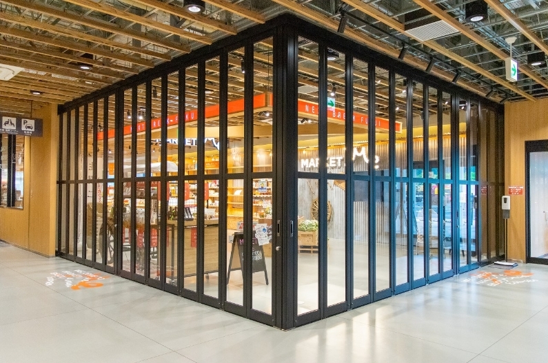 ワイドタイプ｜高可視性とデザイン性で魅せる狭小店舗向け折戸