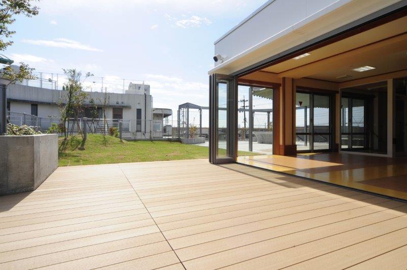 あゆみが丘学園 多目的ホール｜高齢者も安心して参加できる内外一体空間を実現