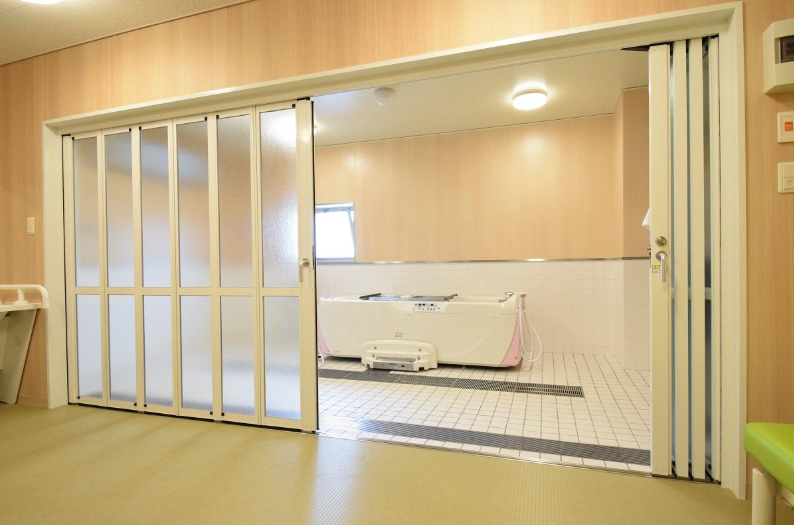 らくなーざ｜機械浴室や配膳室でもストレスなく開閉できる折戸