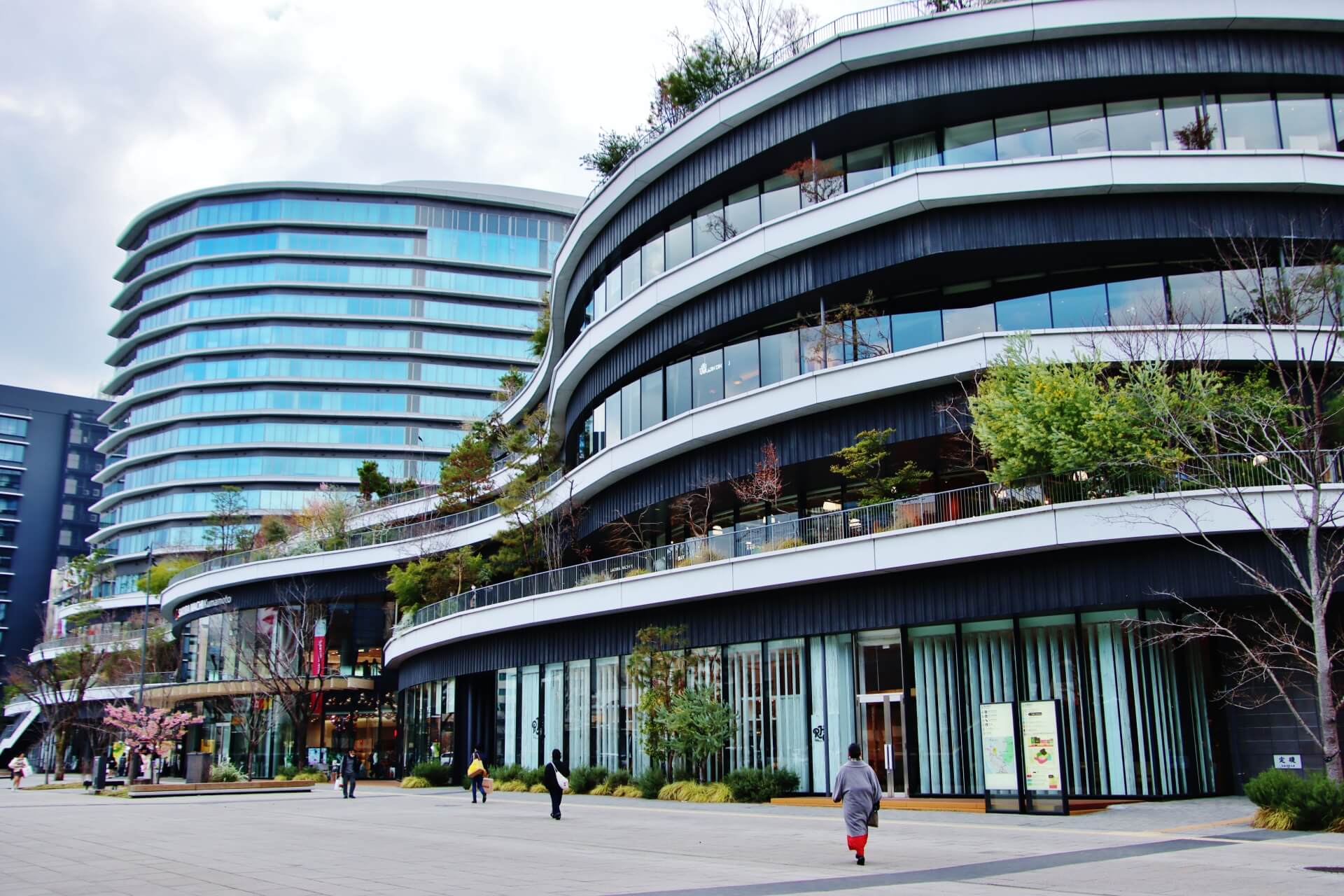 大開口建築とは？施設・商業建築で採用される理由や折戸による成功事例を徹底解説