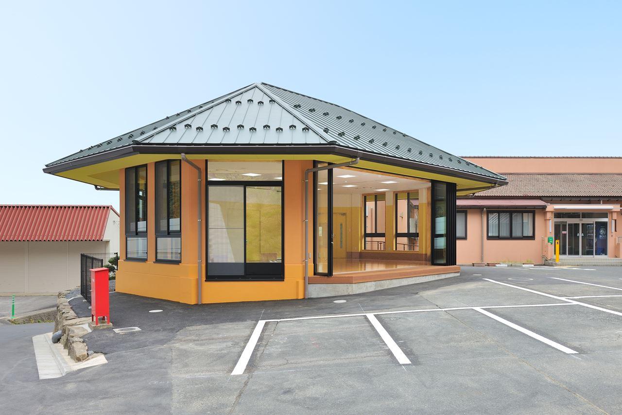 介護老人保健施設 葵の園・松戸東｜中庭と屋内を一体にした癒しの空間づくり