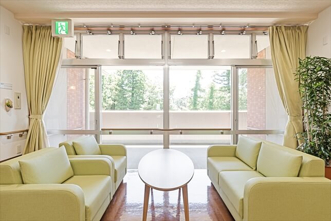 狭小スペースを「選ばれる施設」に変える！折戸・横引きシャッター活用事例を紹介