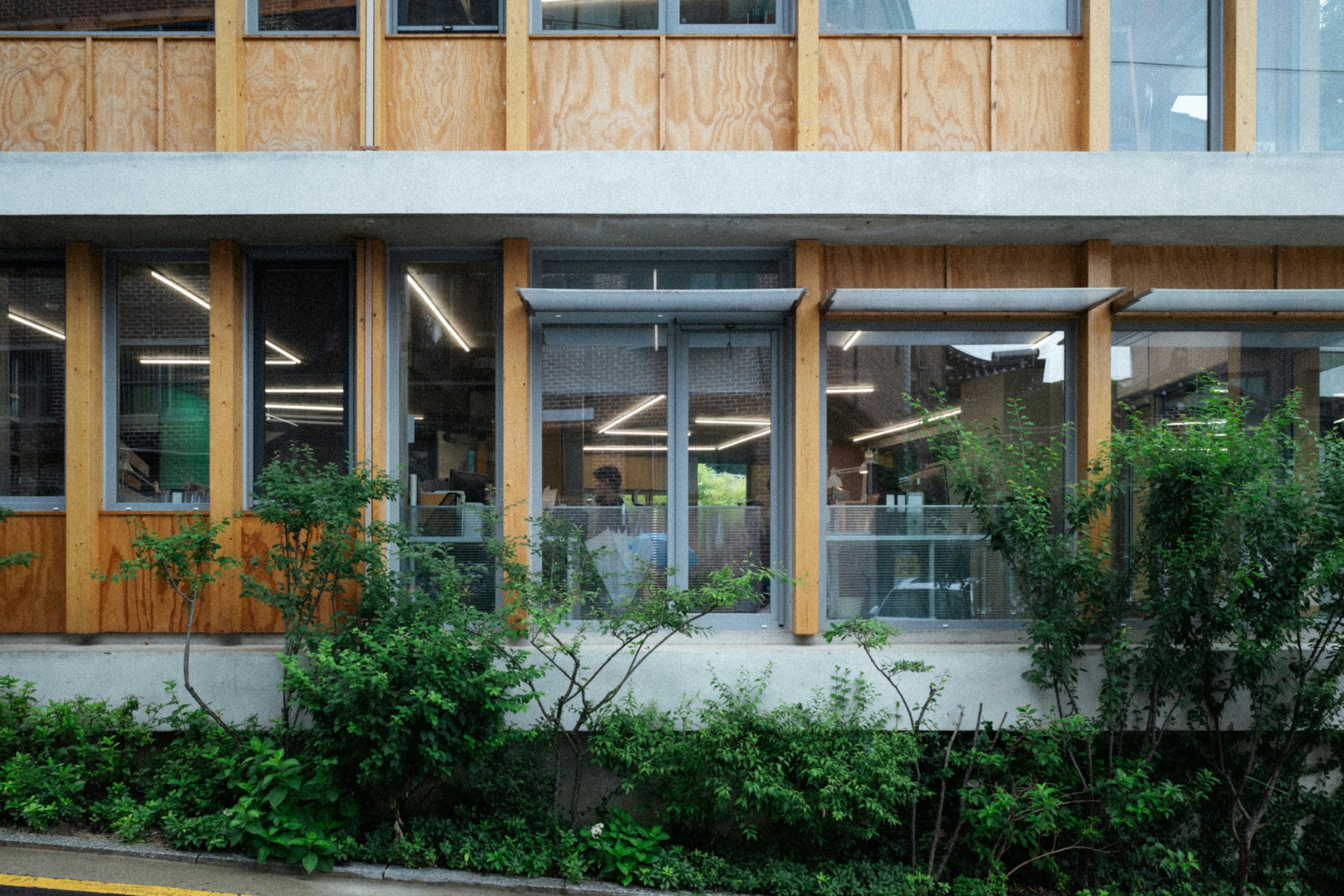 彩光を活かす建築設計とは？折戸で実現する明るさ・開放感・快適性を施設別に解説