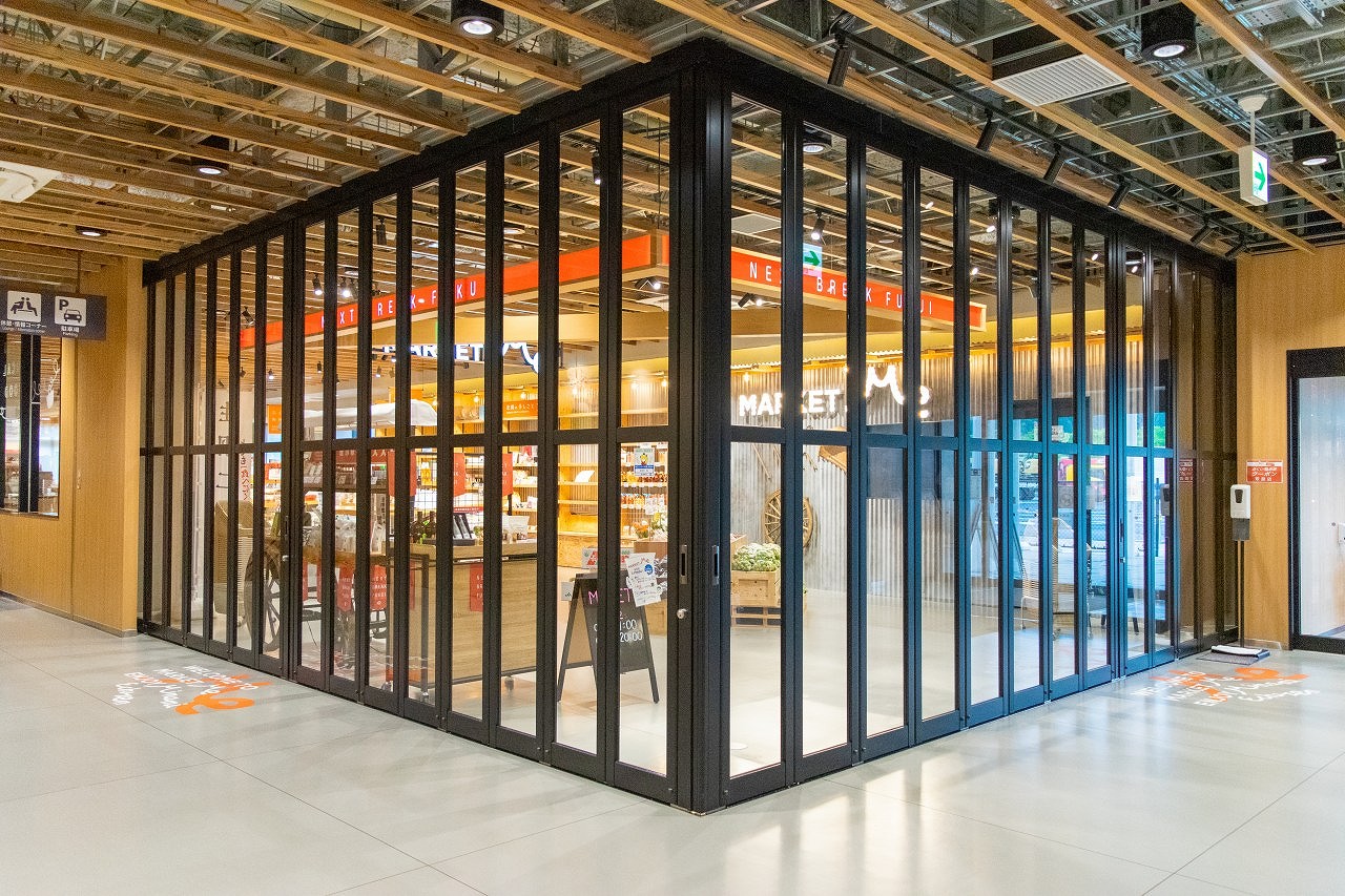 ワイドタイプ|大開口を実現し空間の一体感を高めるワイドパネル折戸