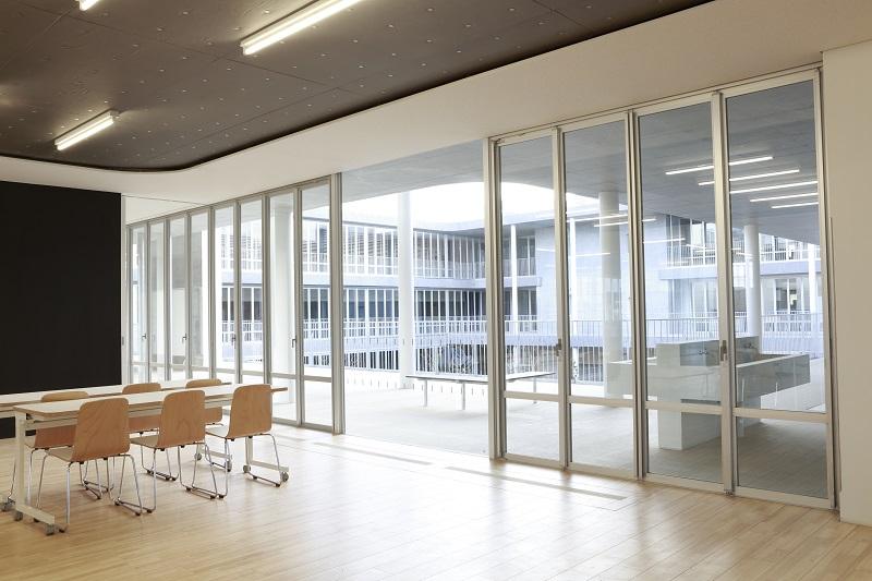 あけてんで|大開口で視界と風の抜けを確保し開放空間を創出