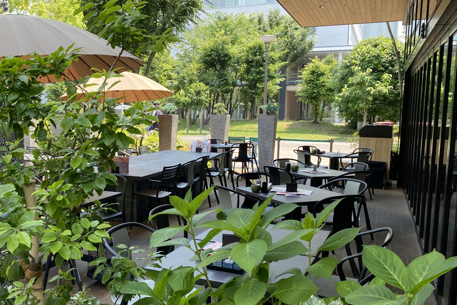 交流スペースに開放感を生む設計｜折戸で実現する多用途・可変空間のつくり方