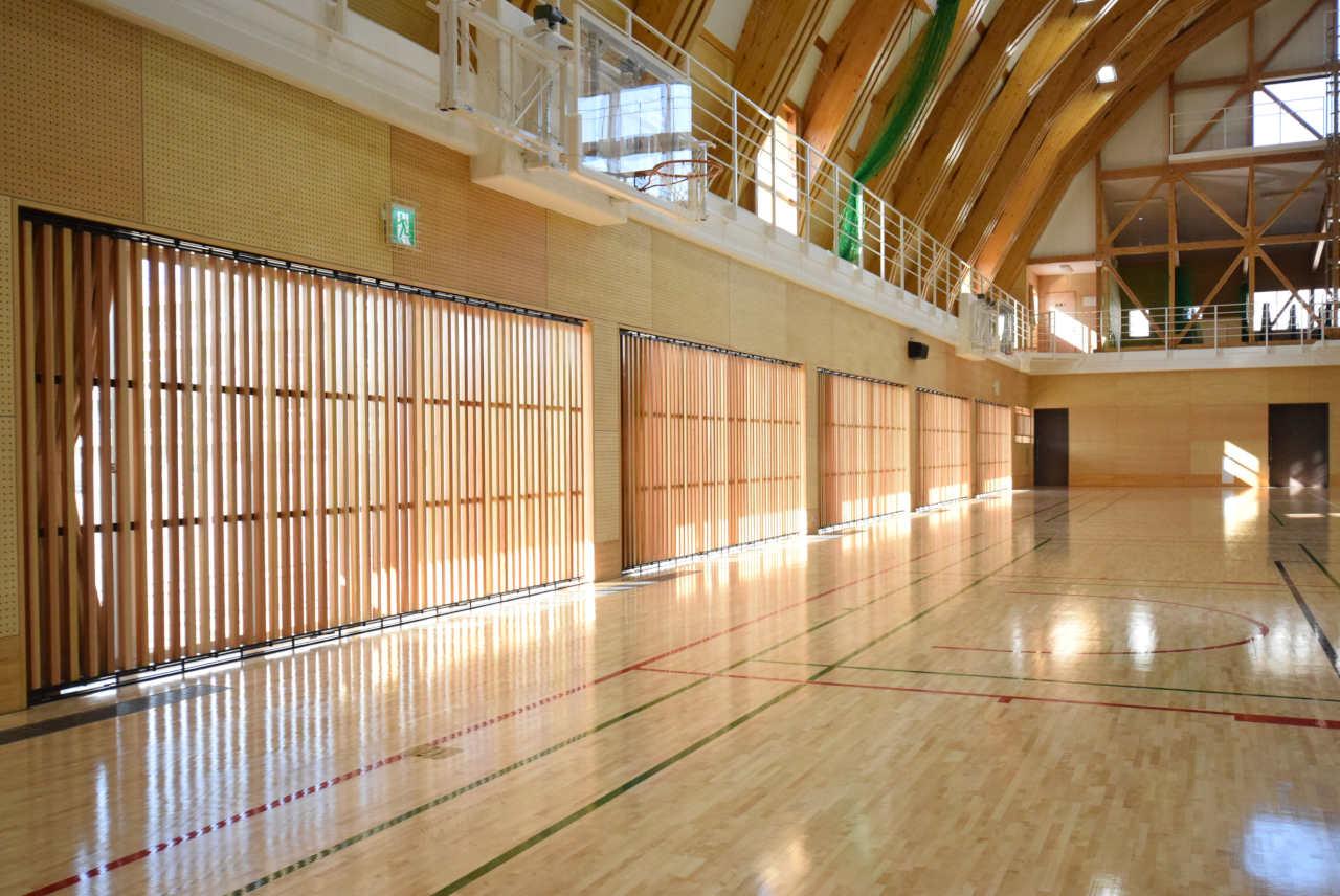 西条北中学校屋内運動場｜開放感とコンパクトな折りたたみ性