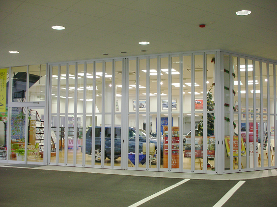 東京スバル 墨田店|プロムナードと一体化する開放感