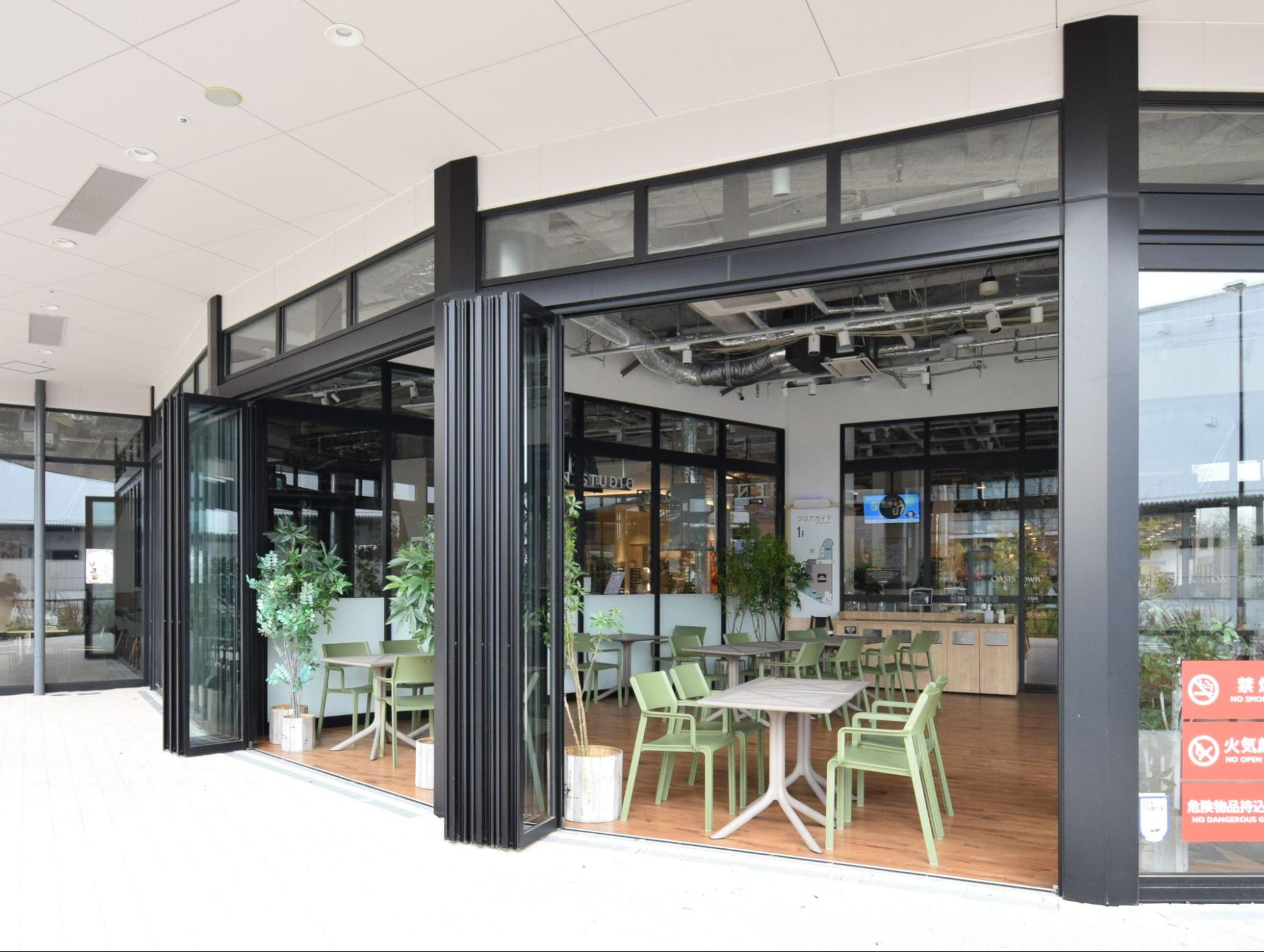 阪急オアシス吹田SST店|多世代がくつろげる開放的なイートイン空間