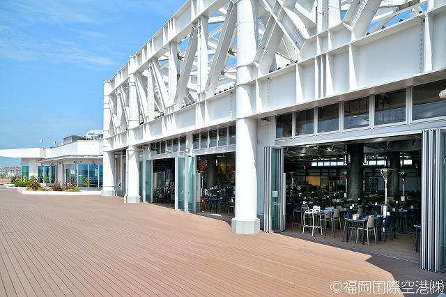 福岡空港 国内線 ソラガミエール|飛行場とつながる開放的なビアマルシェ