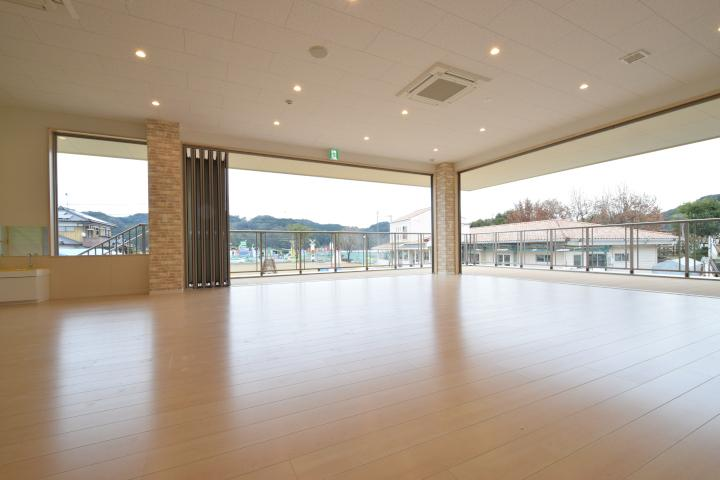 学校法人渡辺学園 中央こども園｜大開口で安全性と開放感を両立