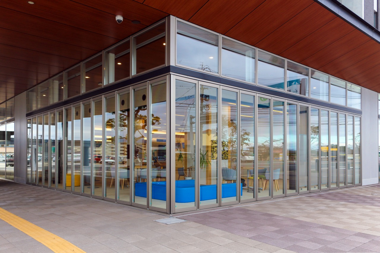 築上町役場|住民プラザの開放性を高める大開口折戸