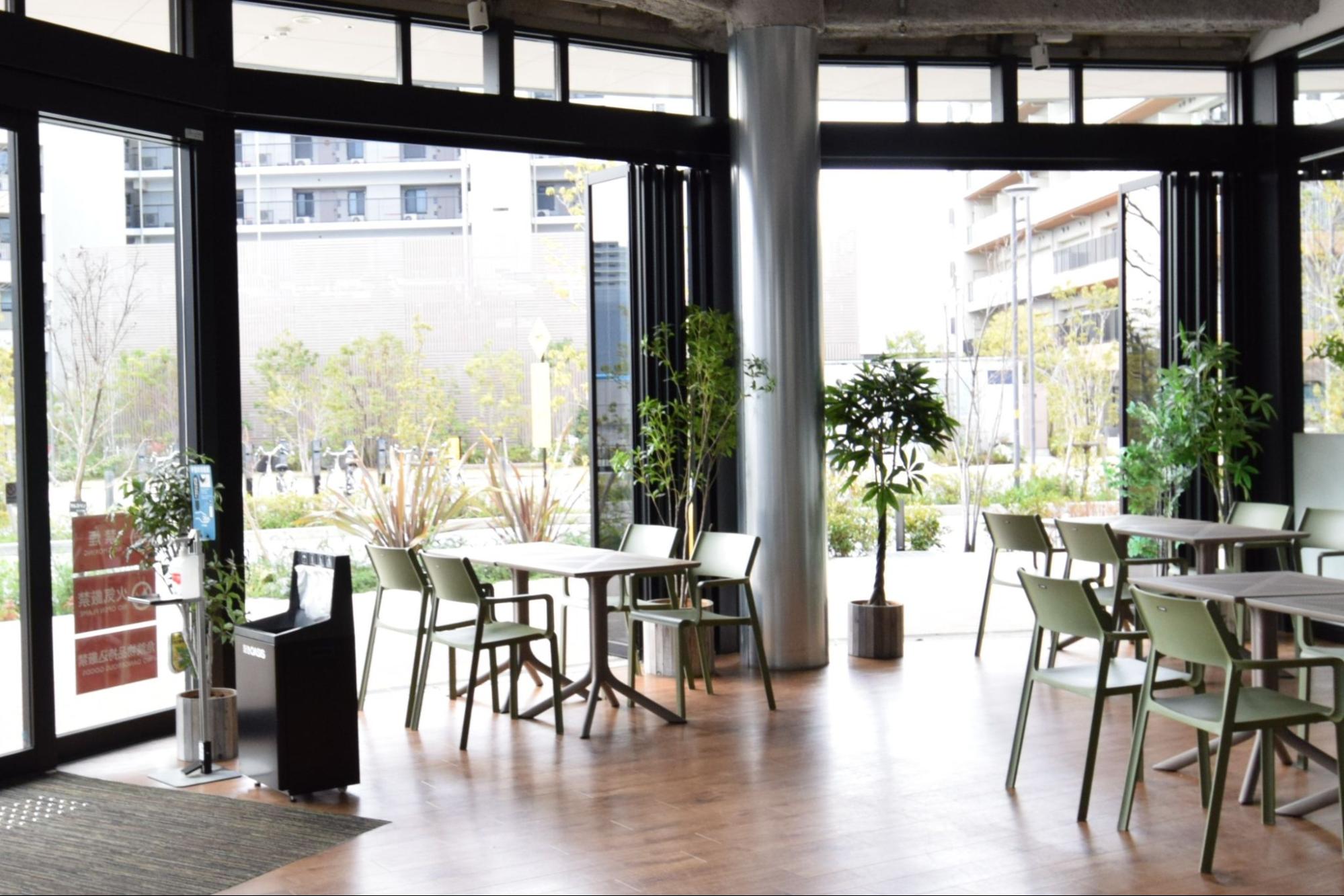 折戸を使うことで生まれる店舗・施設の開放感