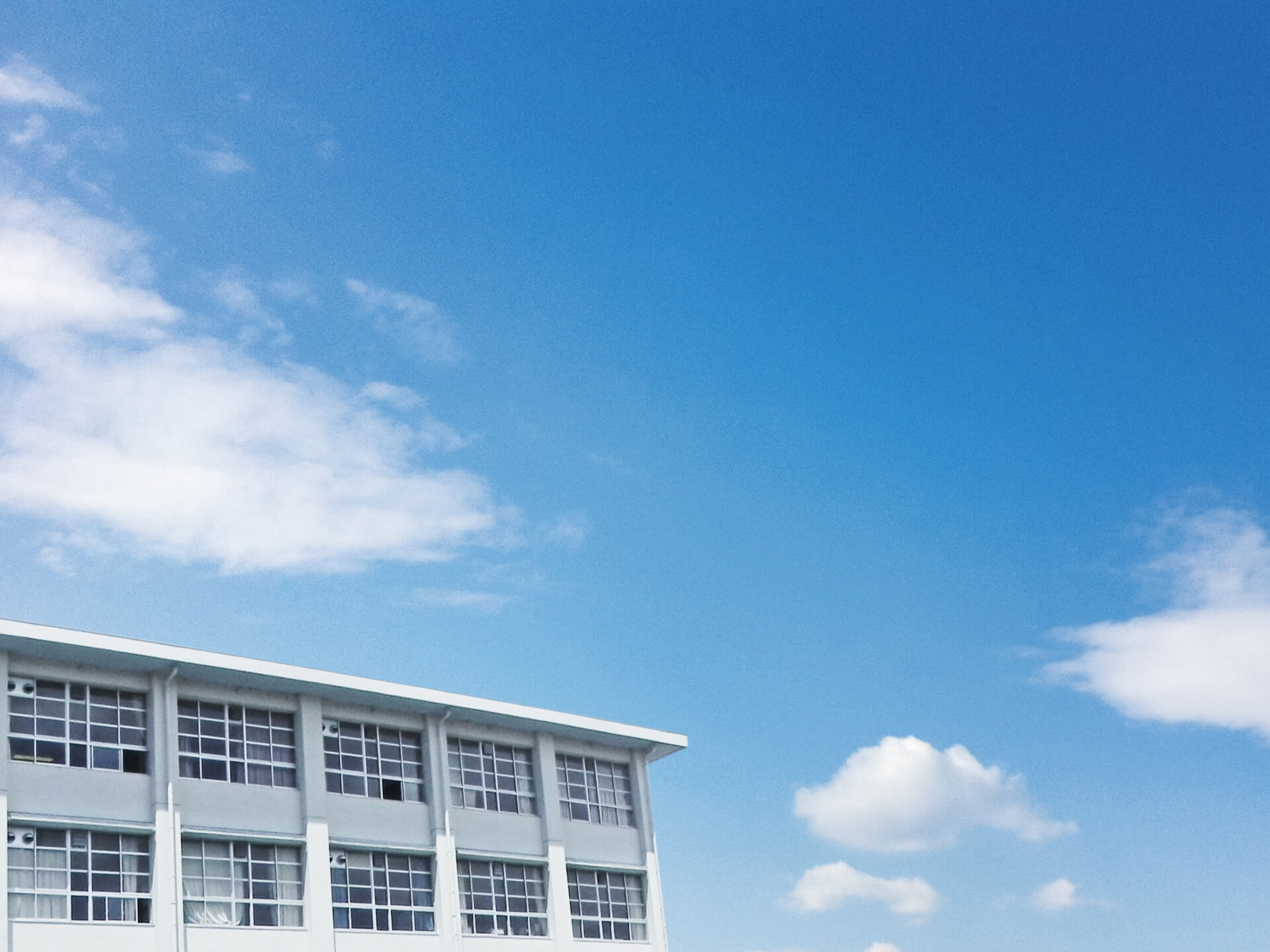 開放感のある学校空間を実現するには？折戸でつくる柔軟な開口部設計と導入事例を解説