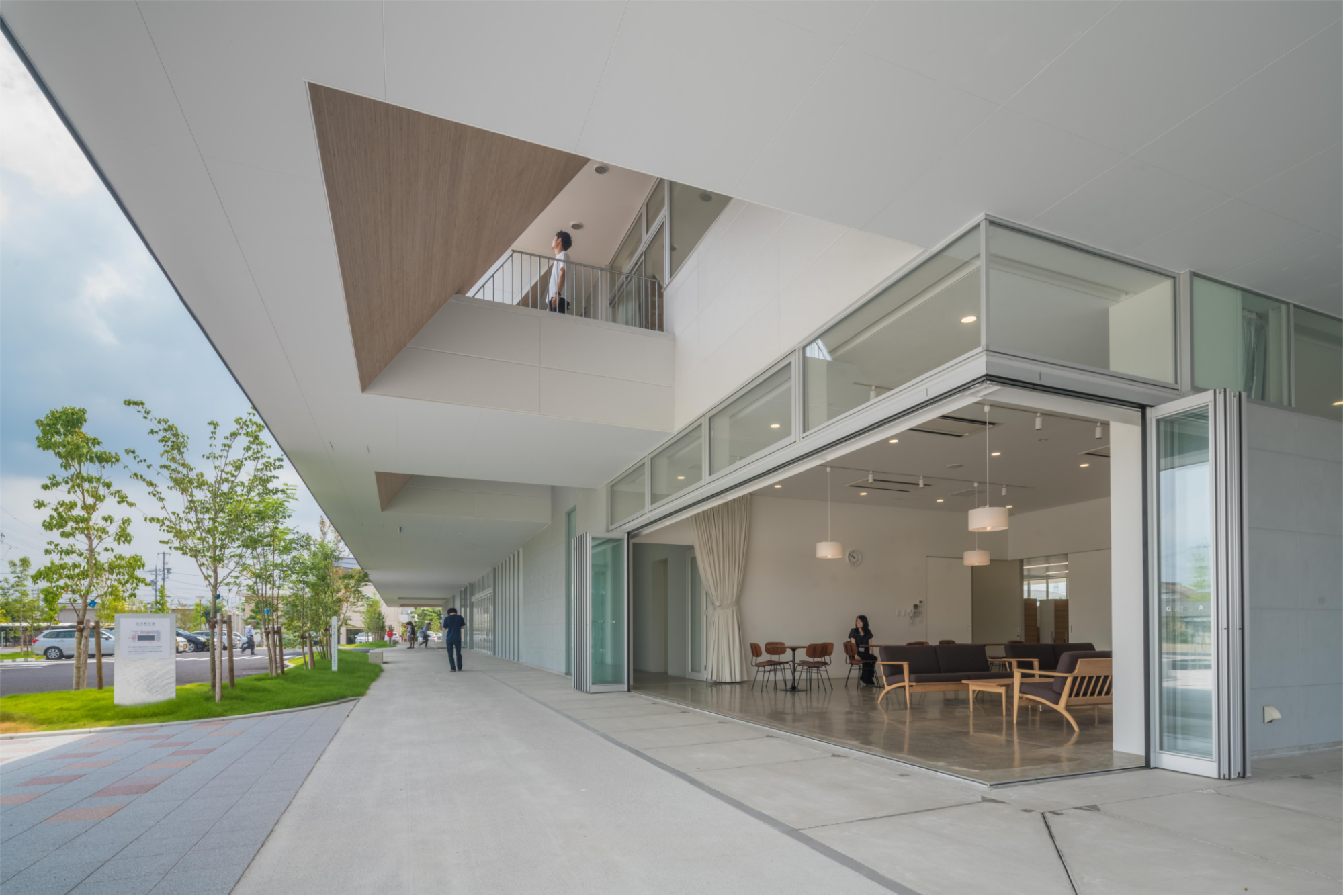 北方町役場庁舎|柱なし大開口で風と視界を取り込む快適庁舎空間