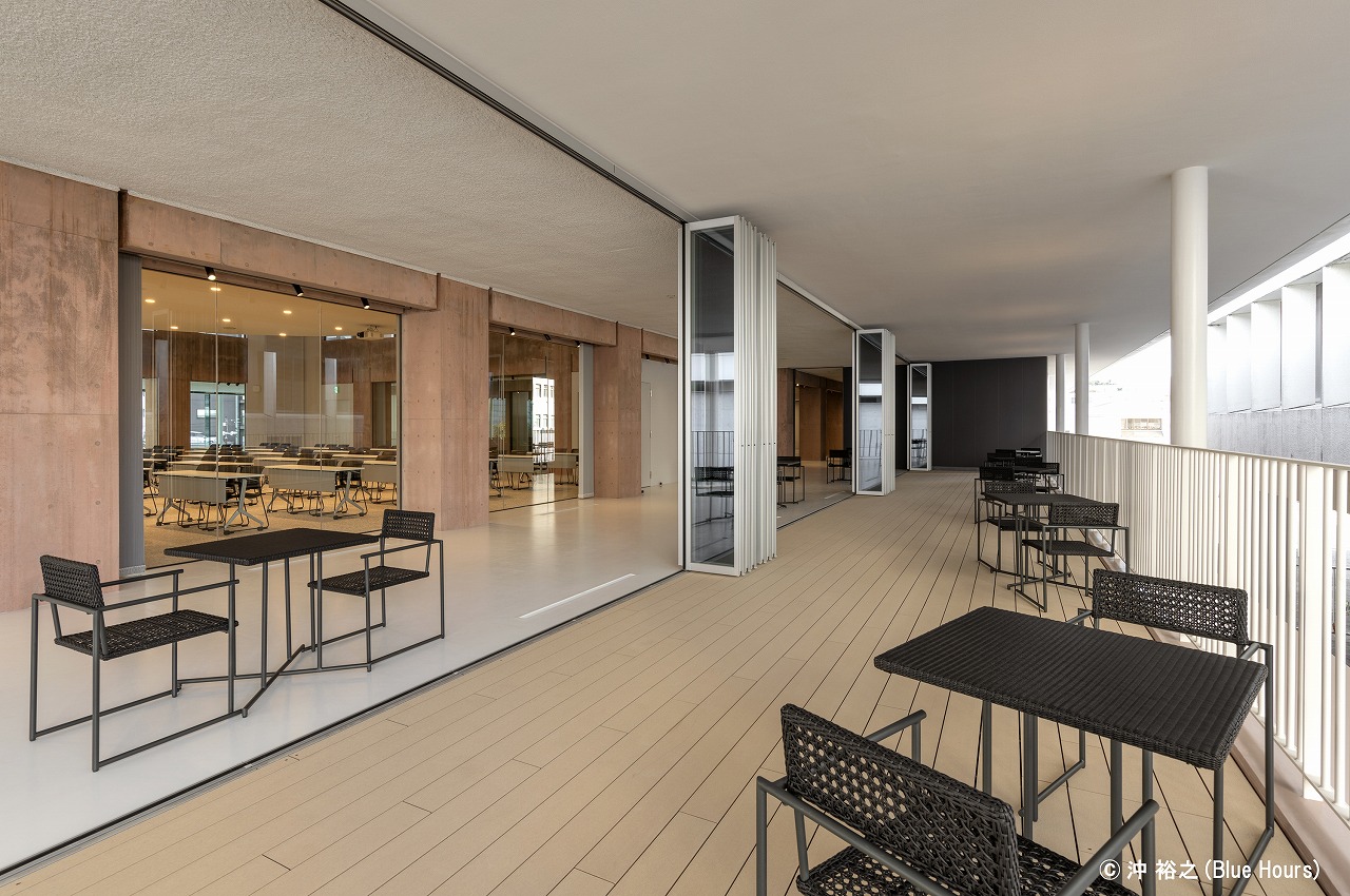 神奈川歯科大学キャンパスセンター｜シームレスな内外スペース活用