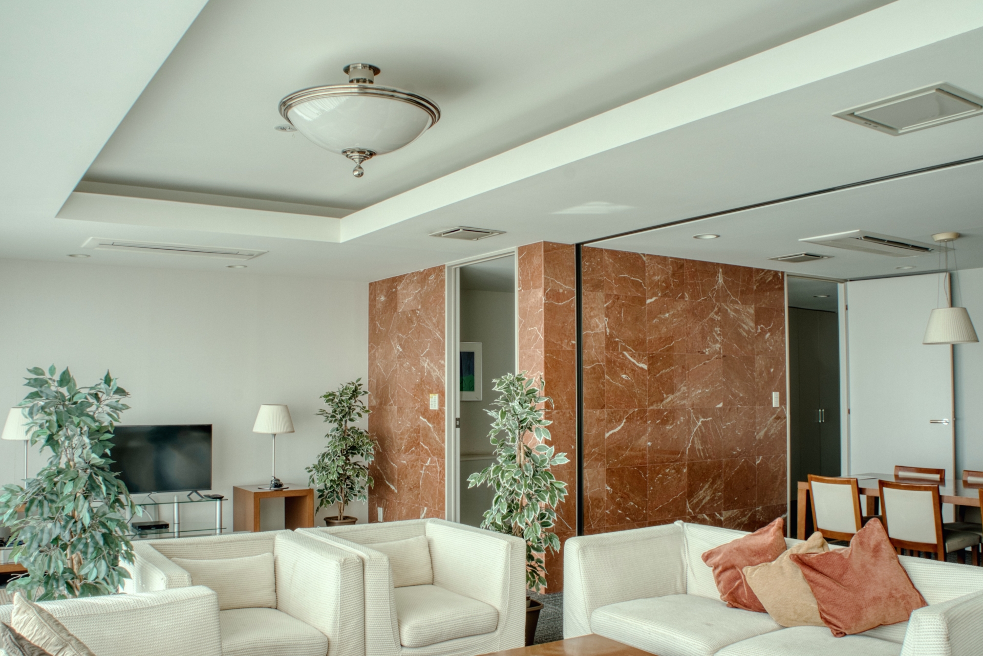 建具として折戸を採用することで実現できる開放感