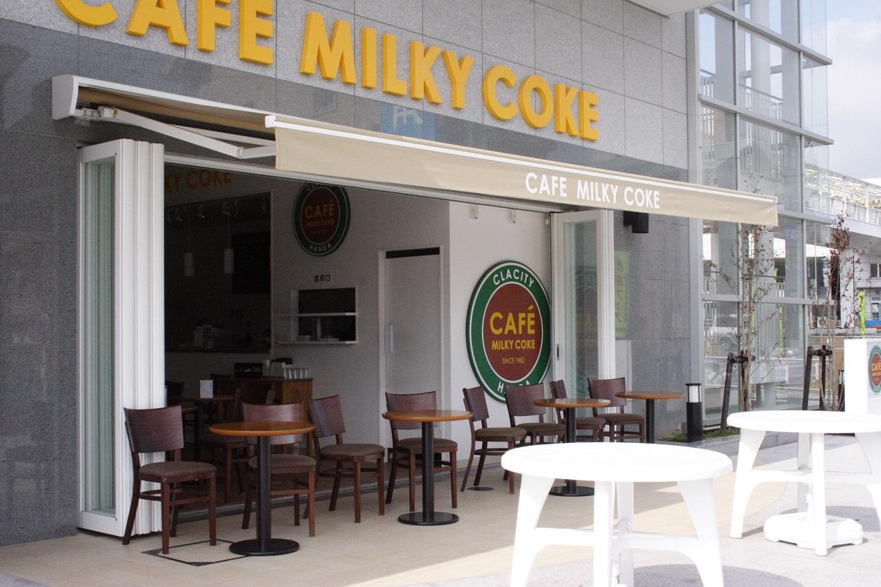CAFE MILKY COKE｜テラスと店内を一体化した開放的なカフェ空間